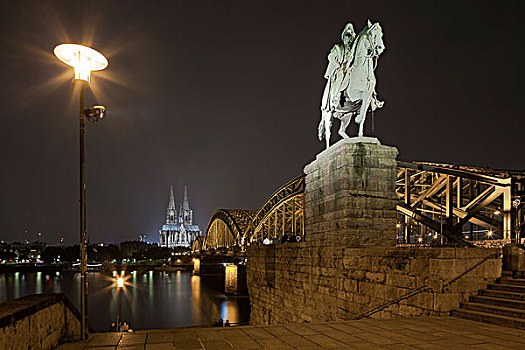 骑马雕像,背影,光亮,科隆大教堂,霍恩佐伦大桥,夜晚,莱茵河,科隆,北莱茵威斯特伐利亚,德国,欧洲