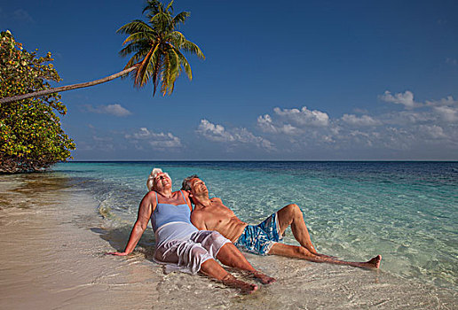 老年,夫妻,放松,海滩,马尔代夫