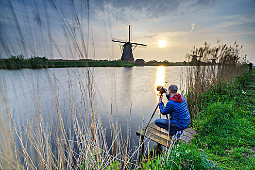 摄影师,动作,风车,反射,运河,小孩堤防风车村,鹿特丹,荷兰南部,荷兰,欧洲
