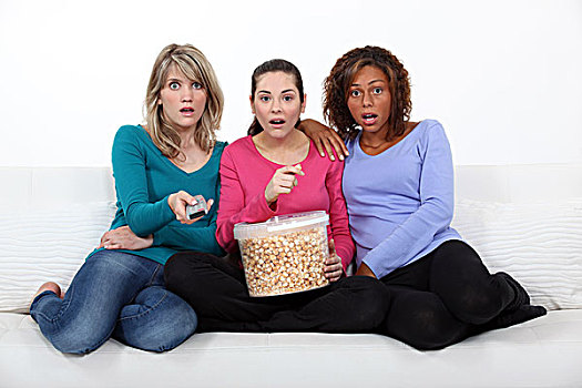 三个,惊恐,女人,坐,沙发,看,电影