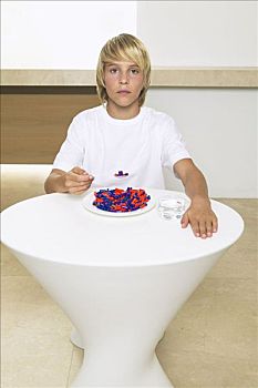 男孩,肖像,坐,桌子,吃饭,食物,药丸