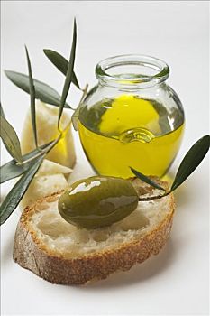 青橄榄,细枝,白色背景,面包,巴尔马干酪,橄榄油