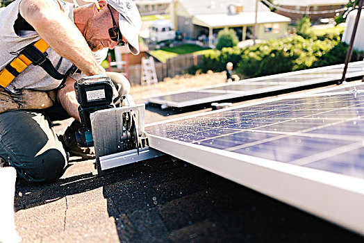 工人,安装,太阳能电池板,房顶,房子,特写