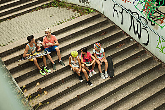 俯视,一群孩子,坐,楼梯,户外,德国