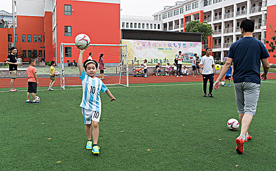 上海浦东北蔡中心小学开展的暑期足球培训课程