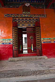 西藏日喀则札什伦布寺门廊