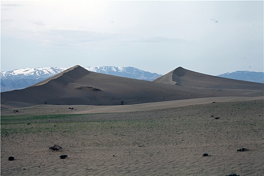 新疆哈密,天山有雪,沙山有绿,两相映照,皆成美景