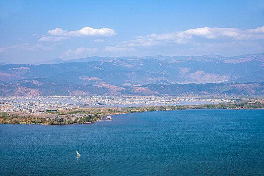 四川省凉山州西昌市泸山风景区上远眺邛海