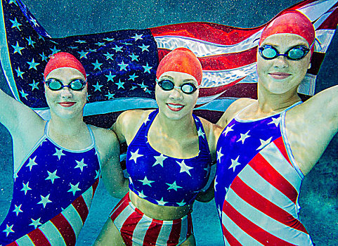 三个,女性,游泳,水下,戴着,星条旗,服饰,拿着,美国国旗