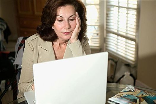 职业女性,使用笔记本,电脑