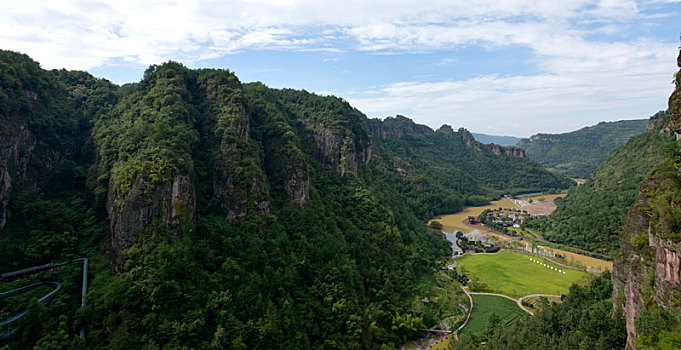 新昌穿岩十九峰景区的峡谷