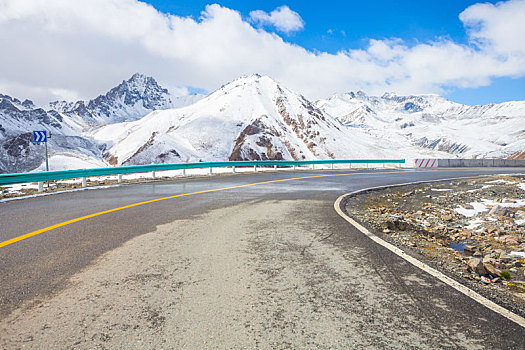 新疆雪山与公路美景
