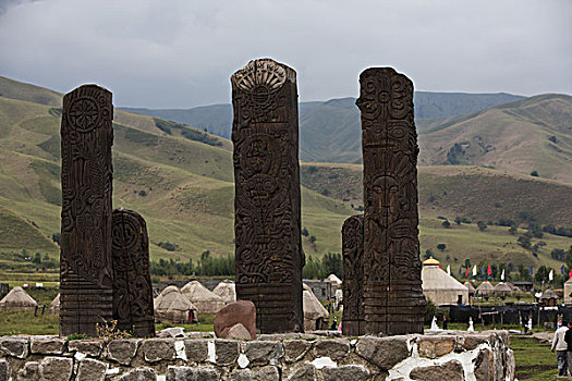 那拉提草原上的巨大石柱,新疆伊犁新源县