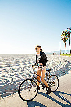 美女,自行车,注视,海滩,威尼斯海滩,加利福尼亚,美国