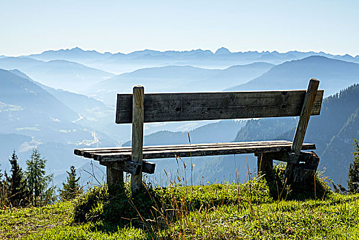 木制长椅,远眺,斯拉德明,陶安,阿尔卑斯山,施蒂里亚,奥地利,欧洲