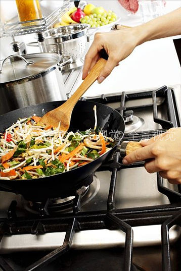 标 题:蔬菜,锅 英 文:stir-frying vegetables in wok 编 号:qj