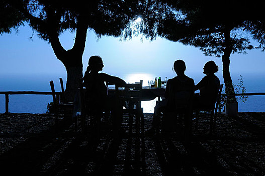 三个女人,坐,桌子,海边,花园,日落,利富卡达岛,希腊,欧洲