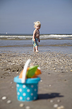 婴儿,玩,海滩,桶,铲