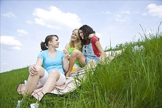 三个女孩,微笑,坐,毯子,草