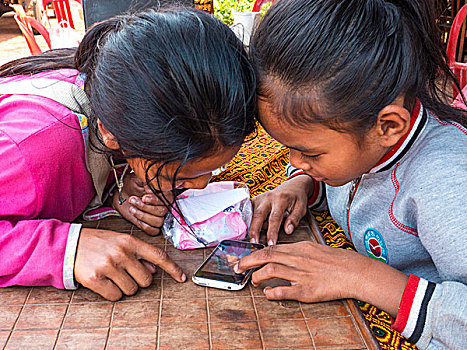 柬埔寨,女孩,玩,智能手机