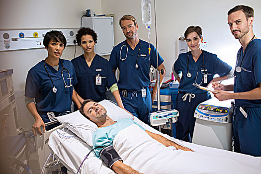 团队,医生,站立,微笑,病人,卧,床上,加护病房