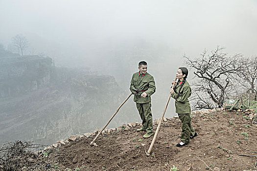 剧情,山村,山地,锄头,干活,杏花,雾