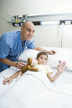 男孩,卧,病床,实习医师,拿着,听诊器,毛绒玩具,向外看