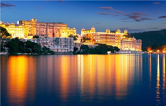 城市宫殿,皮克拉湖,夜晚,乌代浦尔,拉贾斯坦邦,印度