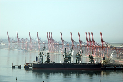 山东省日照市,铁矿石堆场运输生产繁忙,彰显中国港口经济活力