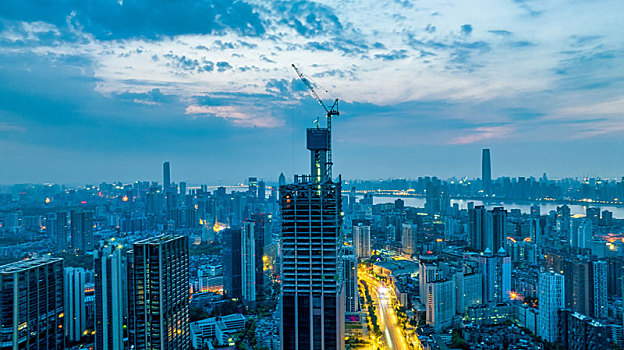 武汉汉口在建的越秀国际金融汇摩天大楼