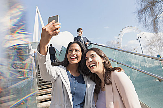热情,微笑,女人,朋友,拍照手机,晴朗,城市,楼梯,伦敦,英国