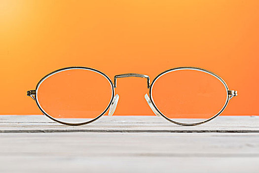 眼镜,桌子,橙色背景