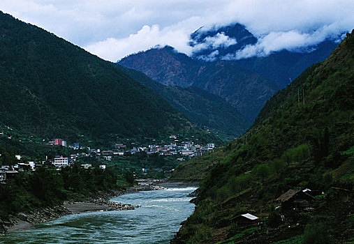 云南省贡山县怒江峡谷中的贡山县城