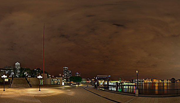 具有现代气息的英国伦敦泰晤士河的夜晚