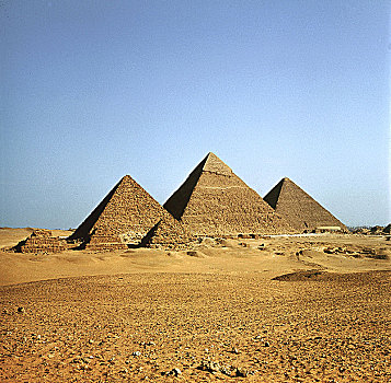 吉萨金字塔