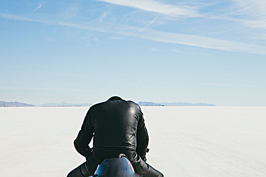 男人,黑色,皮革,坐,摩托车,准备,比赛,盐滩,低头