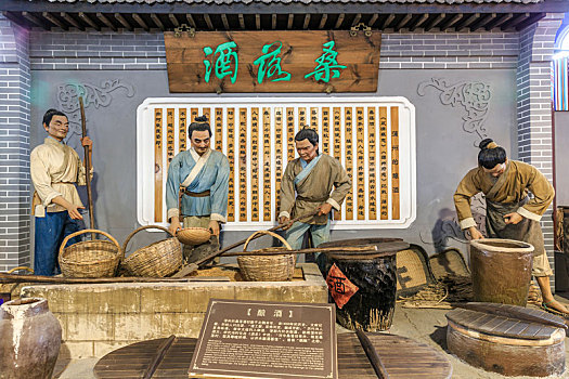 中国山西省永济鹳雀楼景区古代酿酒场景