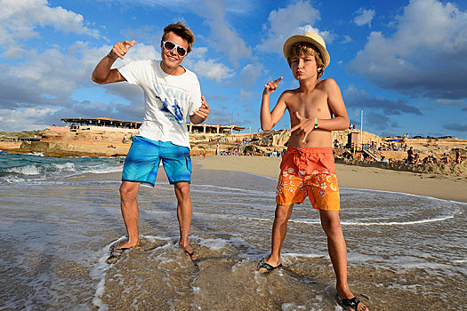 两个男孩,海滩,正面,伊比萨岛,岛屿,松树,巴利阿里群岛,西班牙,欧洲