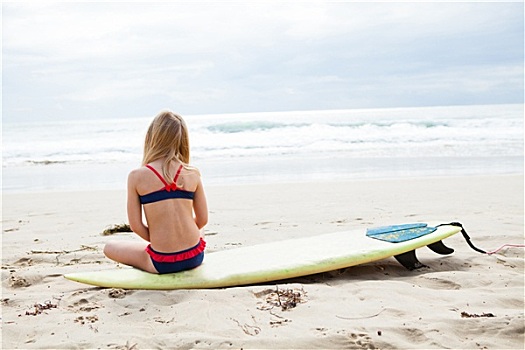 女孩,坐,冲浪板,海滩