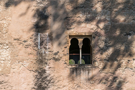 古老的阿拉伯建筑墙面和窗户