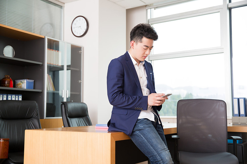 年轻_成功_男人_英俊_中国人_物主_公司_高清图片_全景视觉