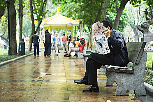 中国,广东,广州,男人,读报纸,长椅
