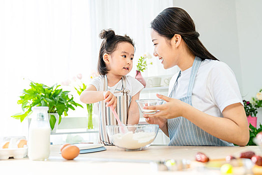 妈妈和女儿一起做烘焙