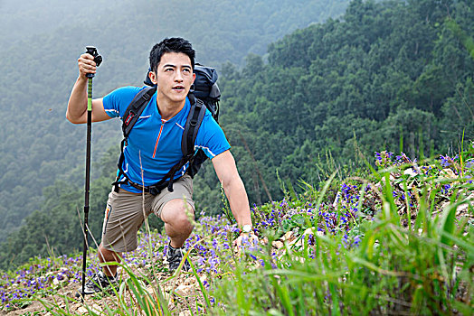 户外旅行中的男士