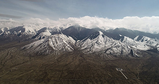 新疆巴里坤,谷雨雪后天山美