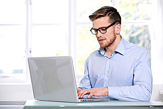 男人,蓝衬衫,玻璃,胡须,严肃,窗户,模糊,背景,坐,打字,电脑,笔记本电脑