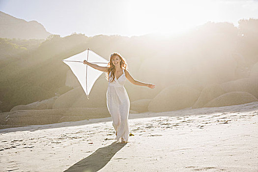 全身,正面,女人,海滩,穿,白色长裙,拿着,风筝