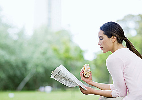美女,读报,拿着,三明治,城市公园