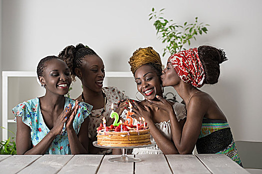 头像,喜悦,非洲人,女孩,看,生日蛋糕,围绕,朋友,聚会