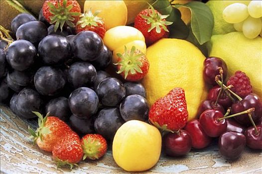 水果静物,葡萄,樱桃,草莓